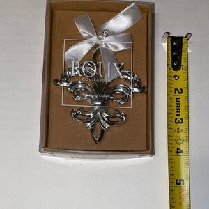 $6   Roux Fleur Dr Lis ornament.